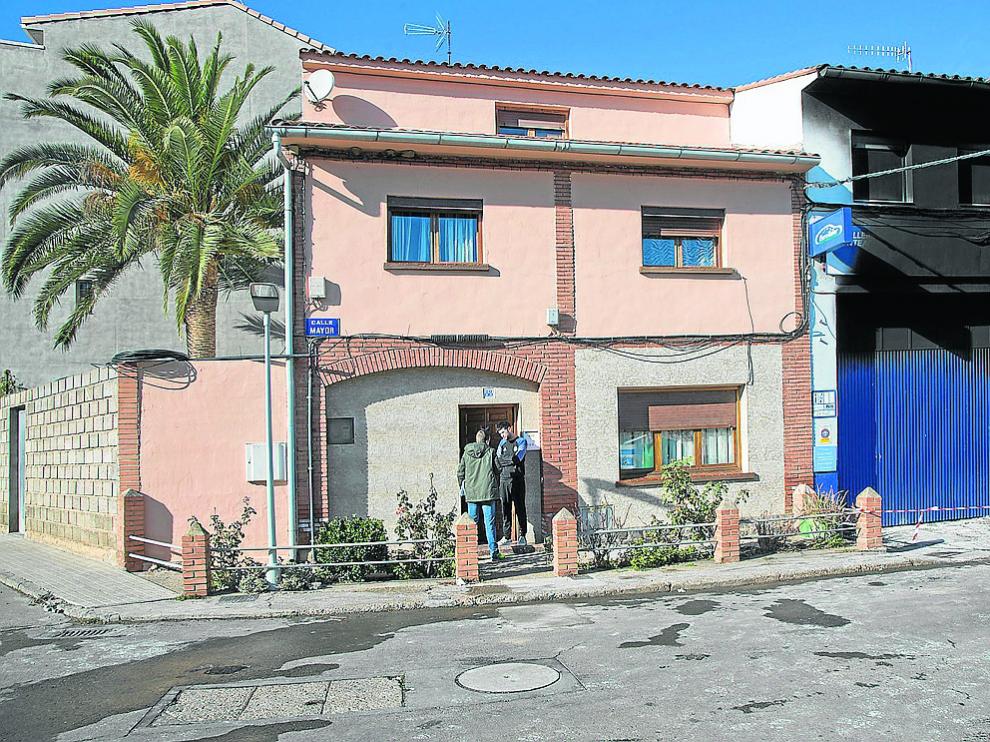 Estado del taller incendiado y una de las viviendas contiguas que tuvo que ser desalojada.