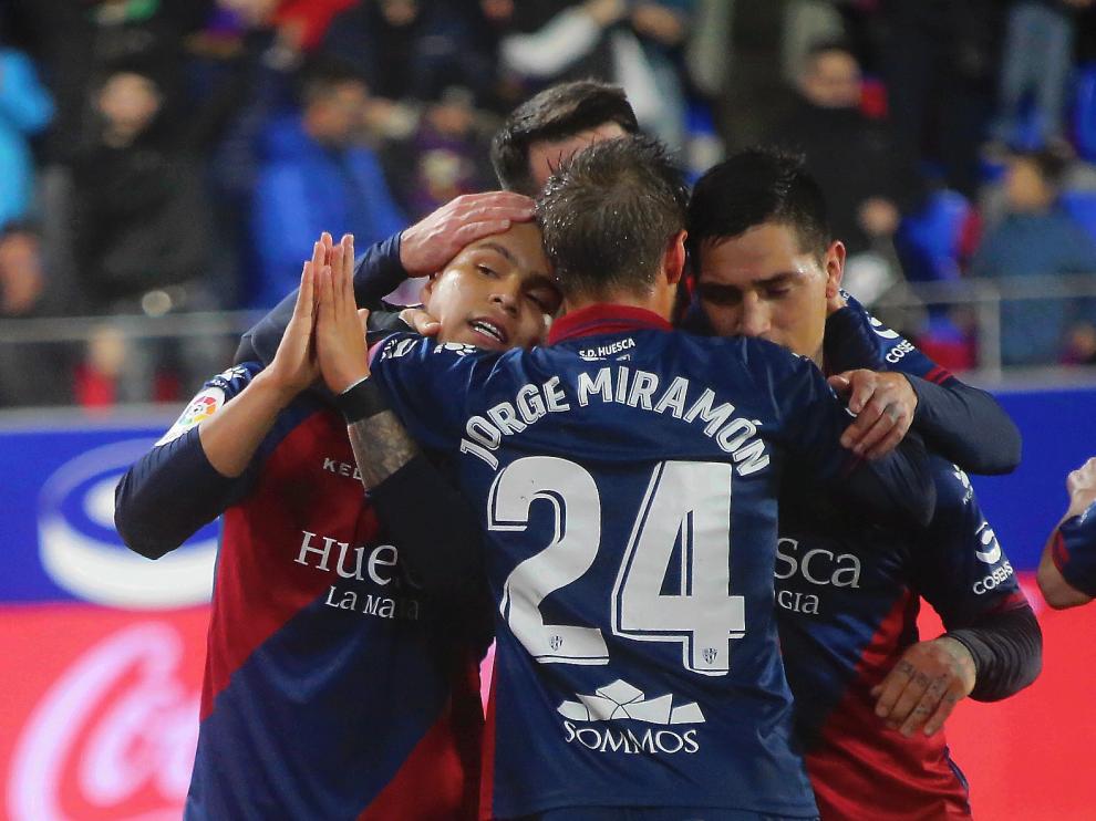 Miramón, de espaldas, se abraza con Cucho y Chimy durante el Huesca-Villarreal.