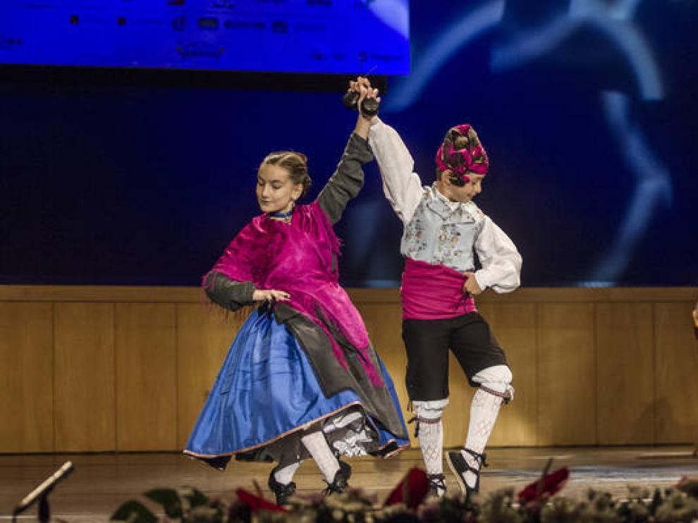 Pareja de jóvenes joteros, en un evento solidario en Ateca.