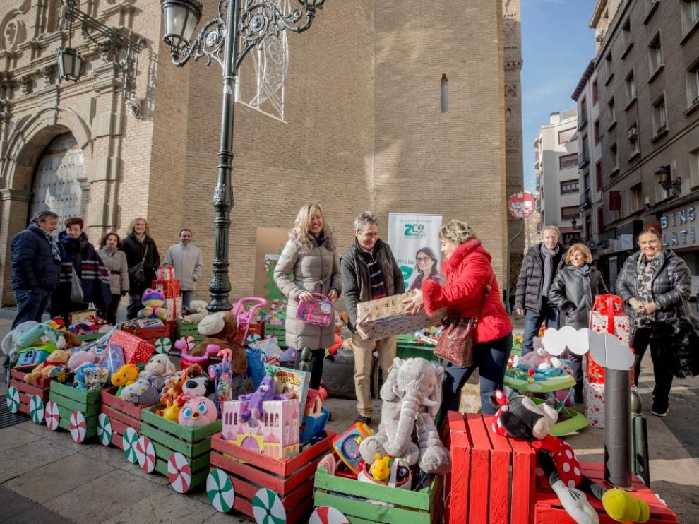 Un momento del acto que se hizo a los pies de la iglesia de San Gil.