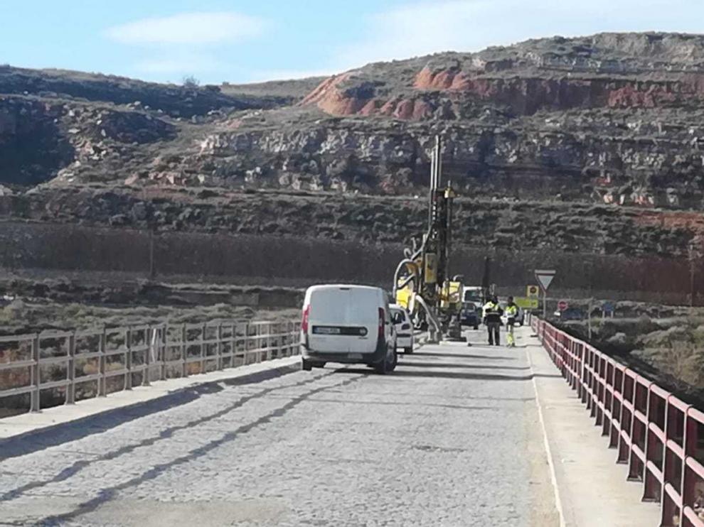 Obras de prospección realizadas hace unos días en el puente de la A-1105 en Gelsa.