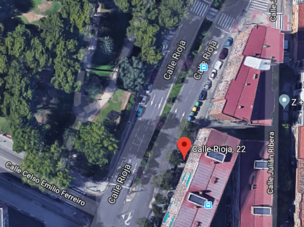 Los hechos han ocurrido en la calle Rioja, a la altura del portal 22, cuando el autobús urbano ha colisionado contra el turismo.