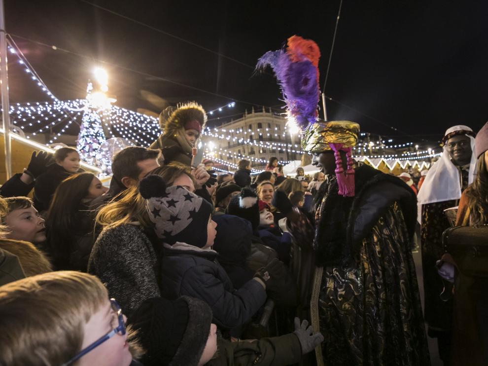 La mágica cabalgata de los Reyes Magos recorre Zaragoza