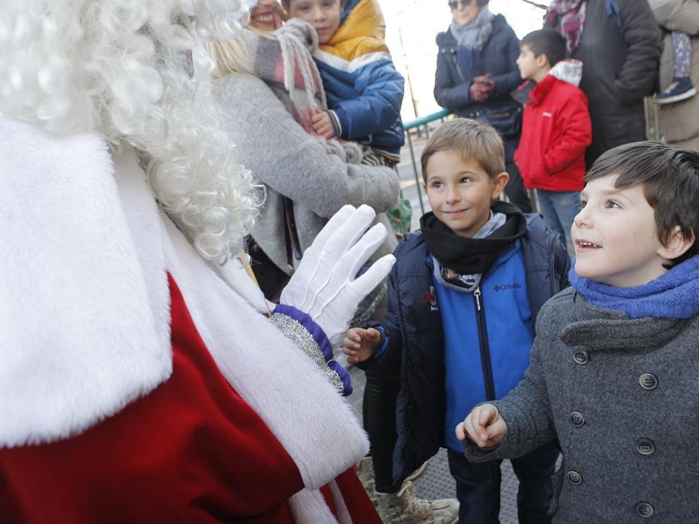 Melchor, Gaspar y Baltasar visitan a los niños del Hospital Clínico