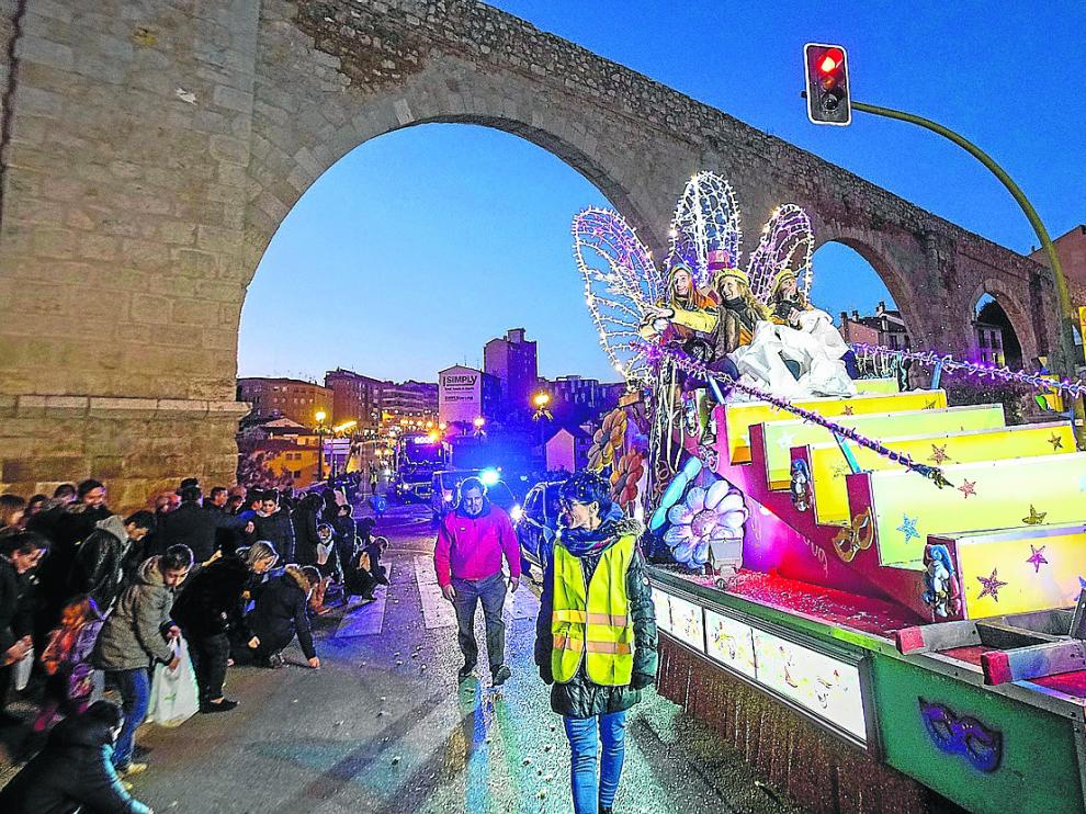 La carroza de Melchor, a su paso por debajo del Viaducto de Pierres Vedel entre el numeroso público.