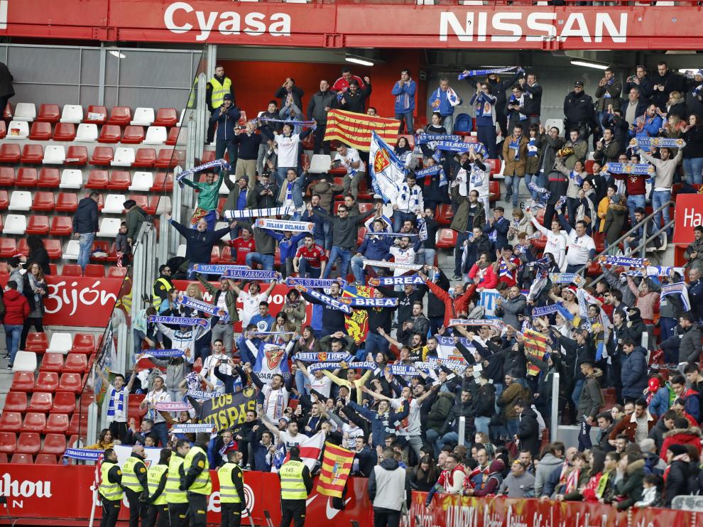 Los aficionados zaragocista apoyaron al equipo en El Molinón.