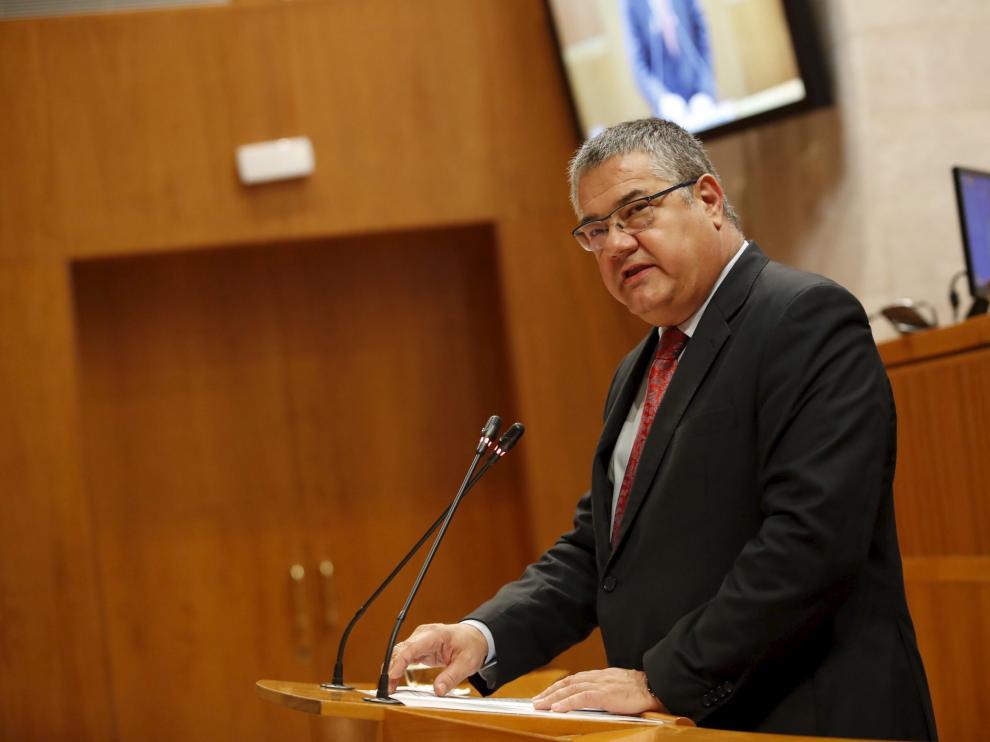 Antonio Torres durante la presentación de una iniciativa en las Cortes de Aragón.