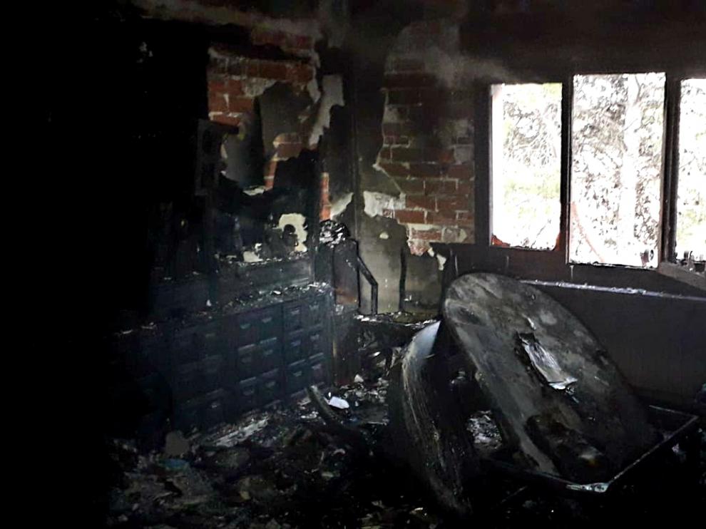 El salón de la vivienda incendiada en Chiprana ha quedado totalmente calcinado
