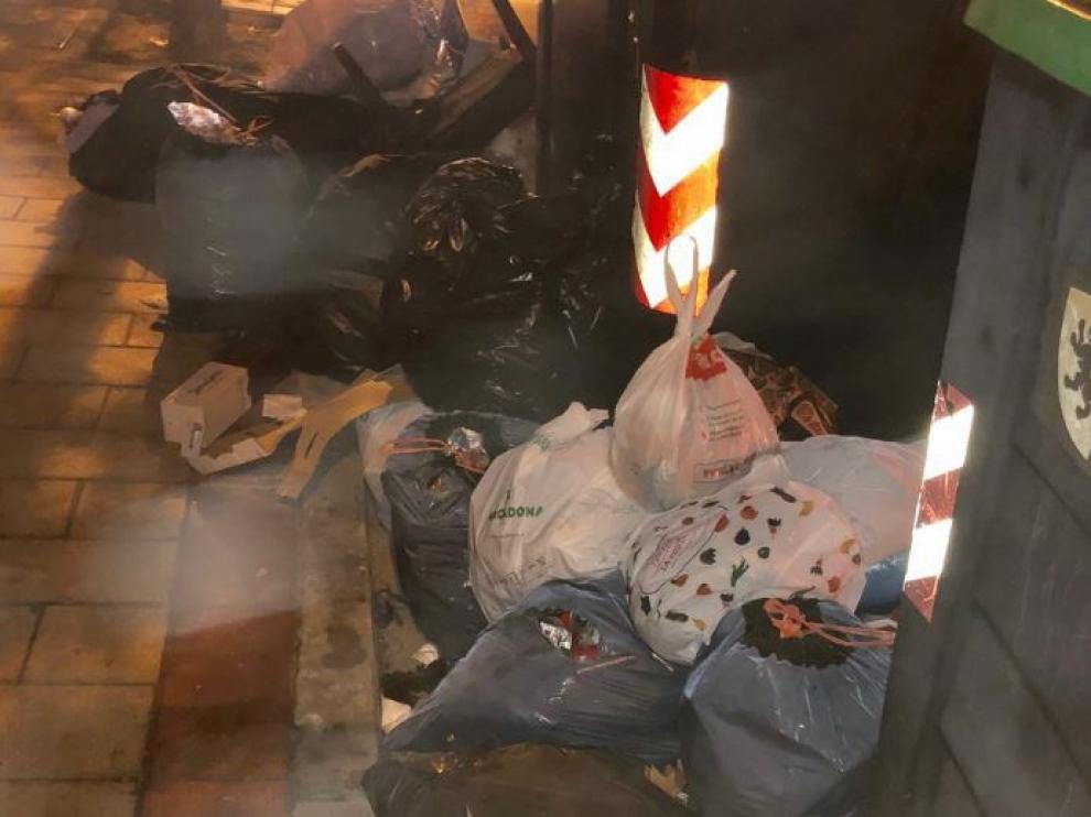 La basura llama a la puerta de los vecinos de la calle Tomás Anzano, en Montecanal
