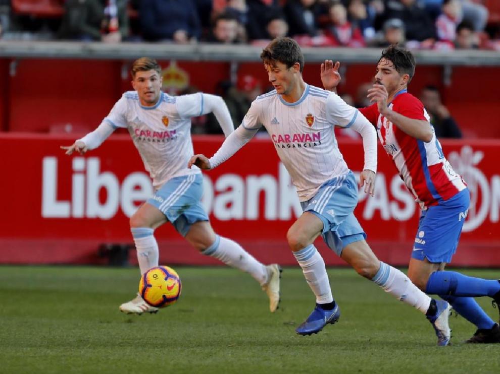Gual inicia una contra, con Guti acompañándole como centrocampista/extremo derecho, en la primera parte del partido de Gijón este sábado.