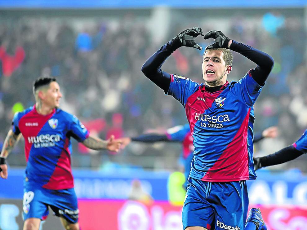 Christian Rivera celebra el segundo gol de la SD Huesca dibujando un corazón con sus manos