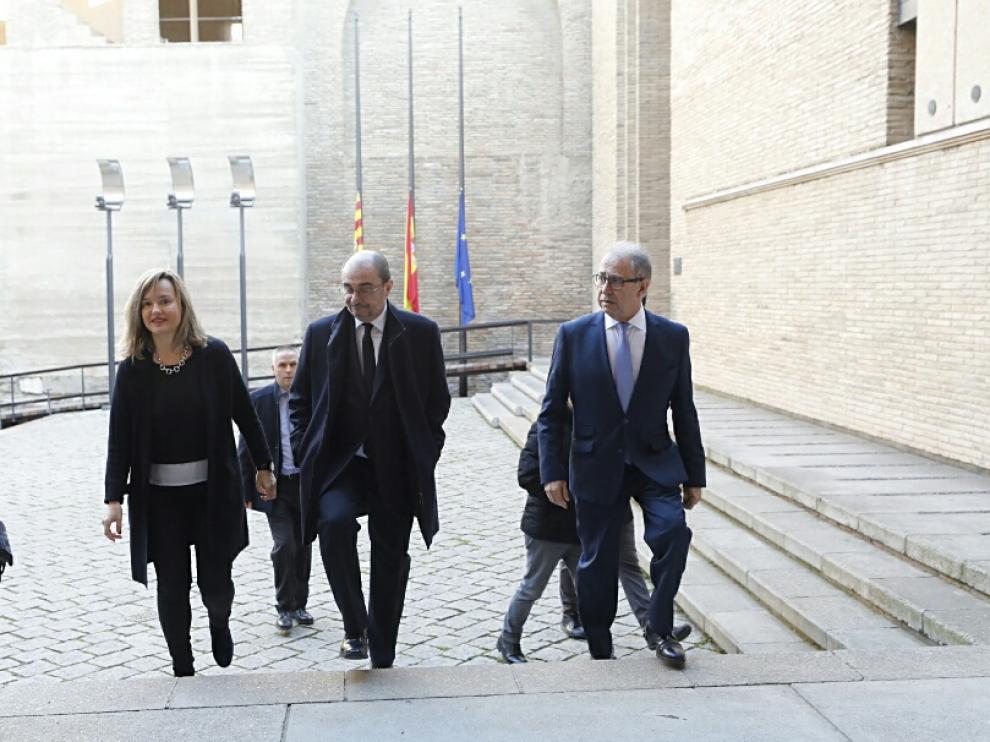 El presidente del Gobierno de Aragón, Javier Lambán, acude a la capilla ardiente de Antonio Torres instalada en el Palacio de la Aljafería
