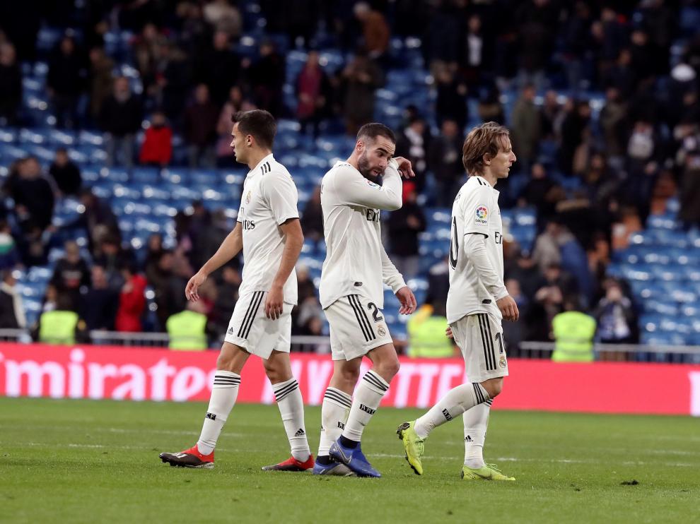 Los jugadores del Real Madrid, cabizbajos tras caer ante la Real Sociedad.