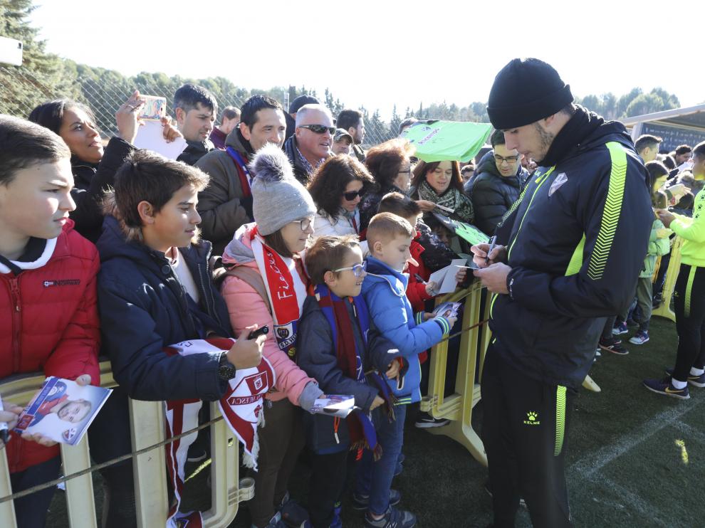Rivera firma unos autógrafos a los muchos niños presentes en el entrenamiento.