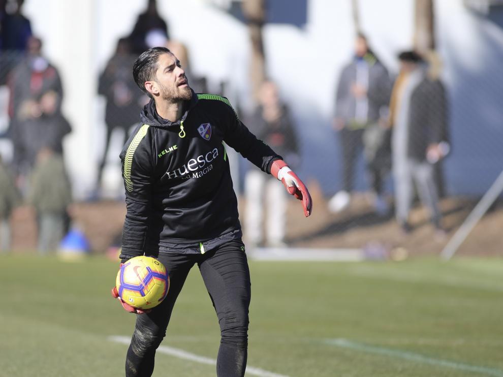 Roberto Santamaría, durante un entrenamiento con la SD Huesca.