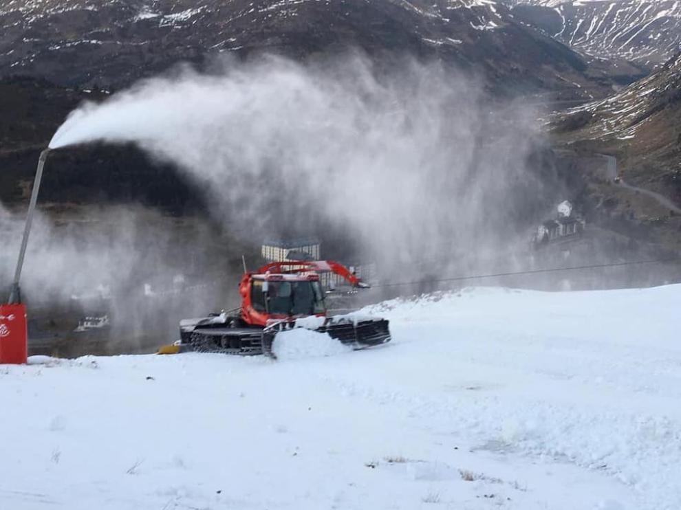 Las pisapistas de Candanchú han estado trabajando la nieve producida artificialmente en los últimos días