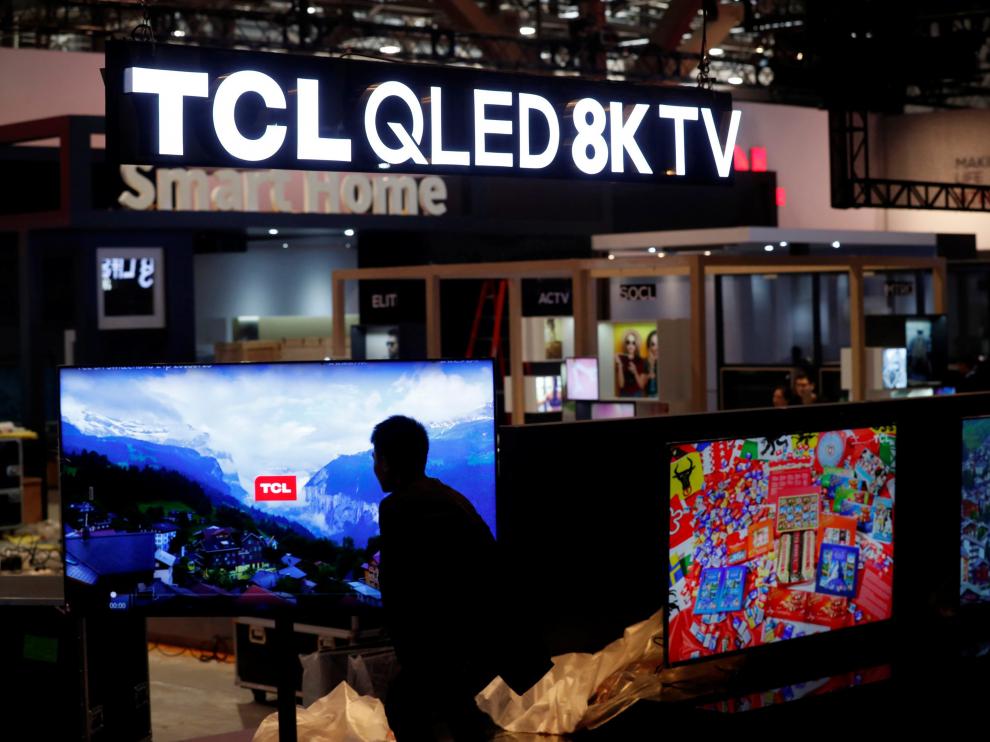 LG sacará al mercado un televisor que se enrolla sobre sí mismo.