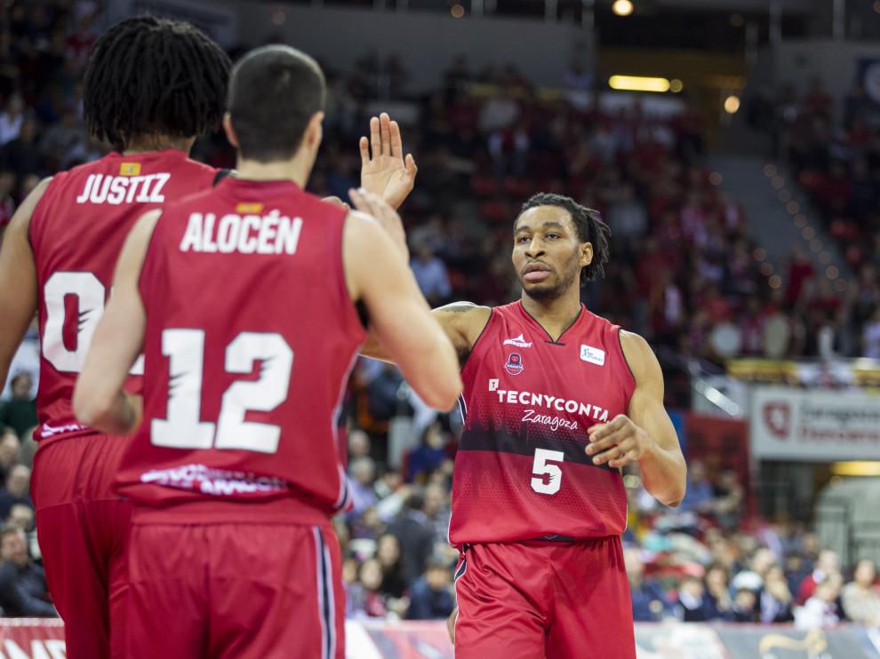 Okoye celebra con Justiz y Alocen la victoria del Tecnyconta ante el UCAM Murcia.