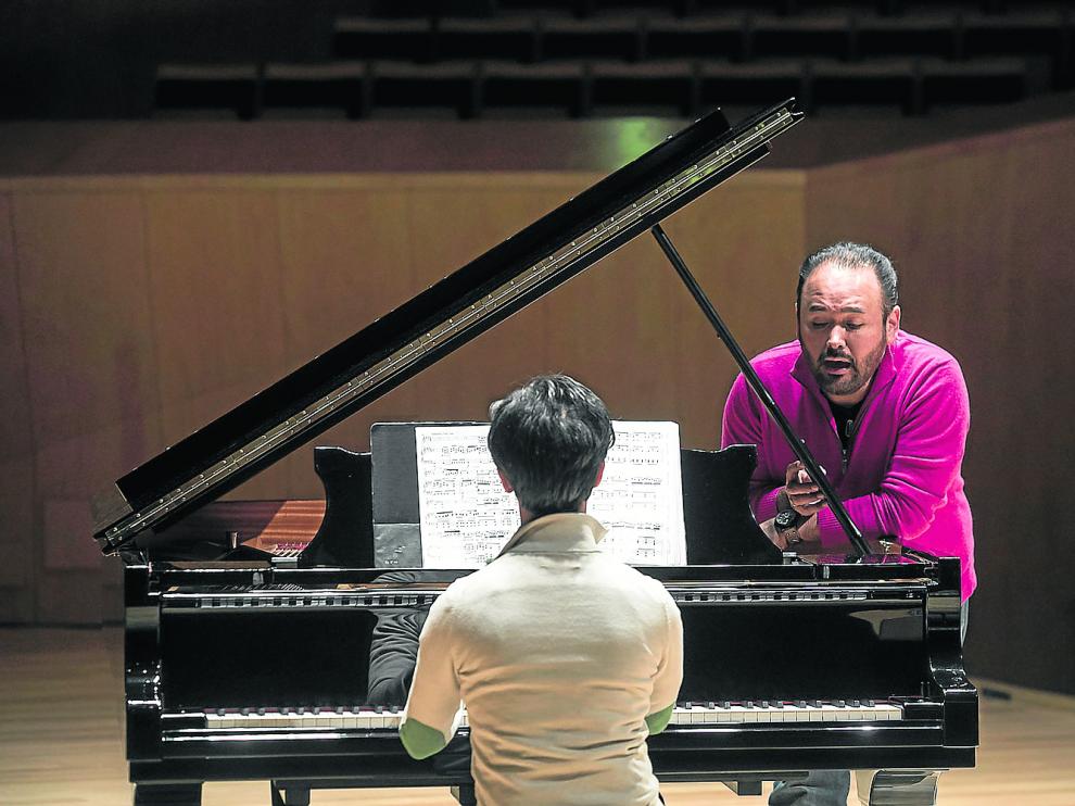 Javier Camarena y el pianista Ángel Rodríguez, ensayando, este lunes, en la Sala Mozart del Auditorio.