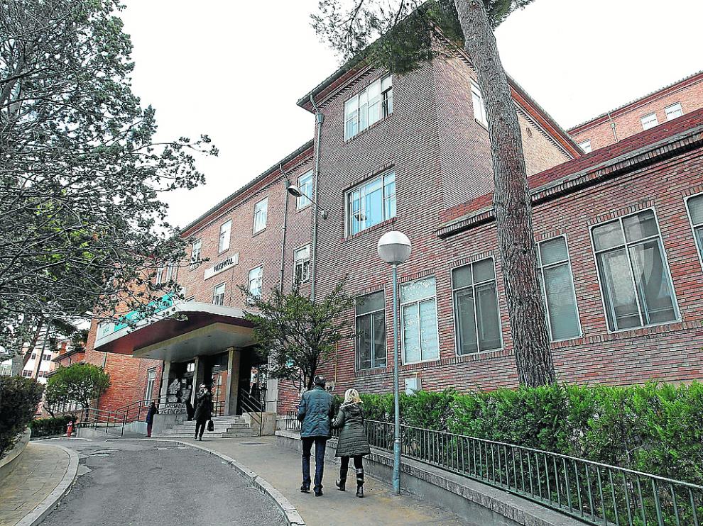 Acceso principal al hospital Obispo Polanco de Teruel, que acusa falta de médicos.