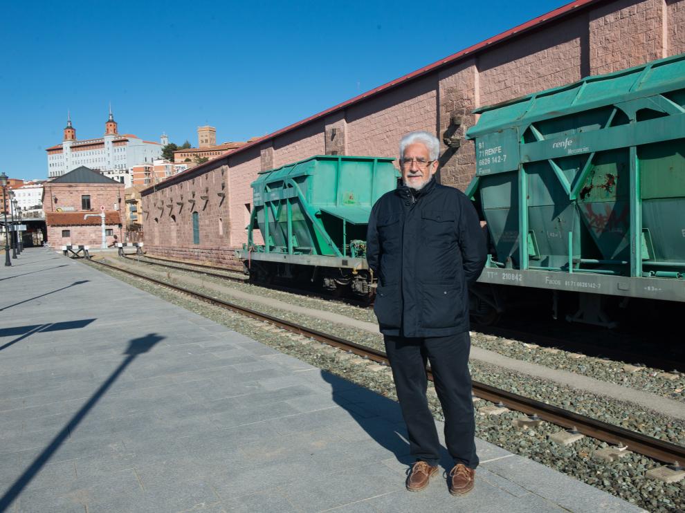 Manuel Gimeno, portavoz de Teruel Existe, en la estación de Teruel, donde se registran frecuentes averías de tamagochis.