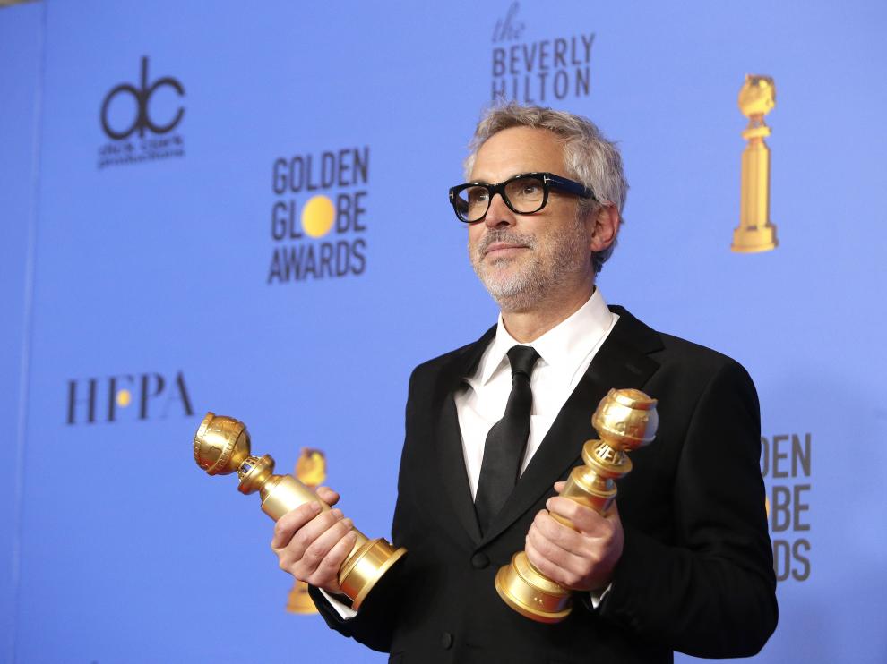 Alfonso Cuaron, premio al mejor director por Roma, con sus dos galardones en los Globos de Oro.