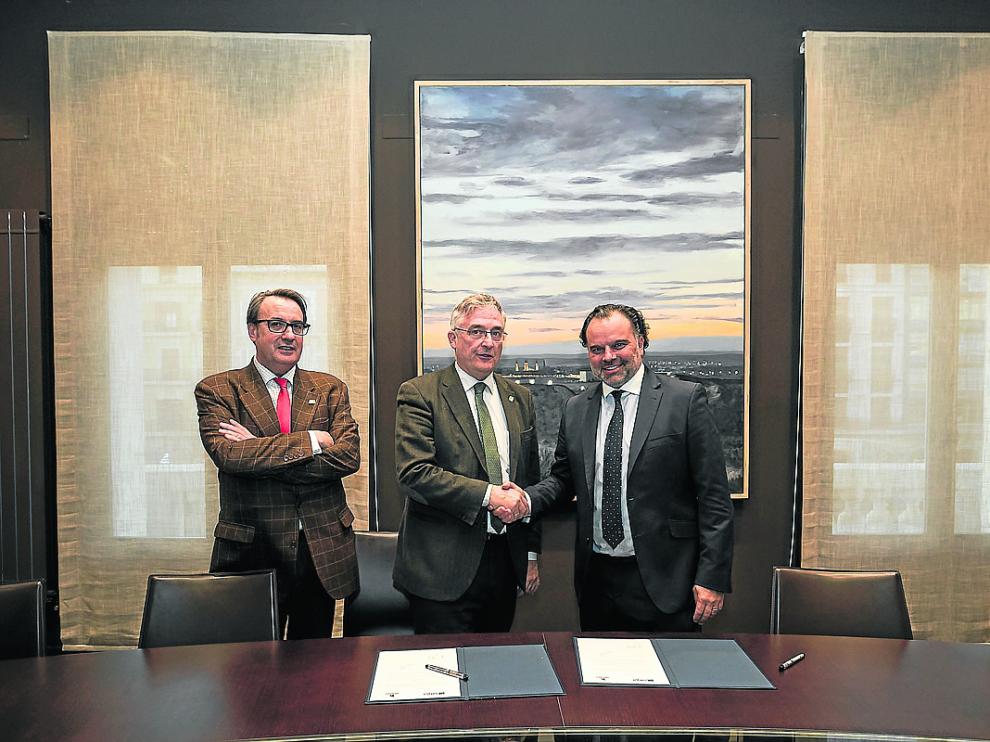 Jorge Díez, gerente de Sarga, el consejero de Desarrollo Rural y Sostenibilidad, Joaquín Olona y el presidente de HENNEO, Fernando de Yarza, ayer