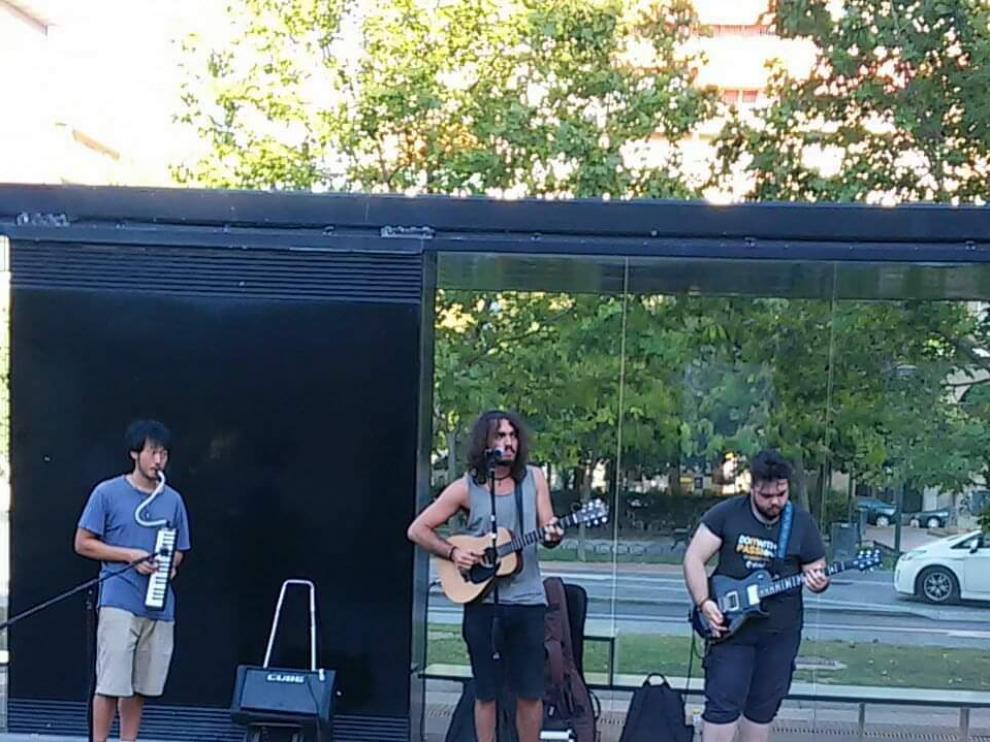 Diego Meléndez, músico que toca habitualmente en la calle en Zaragoza.
