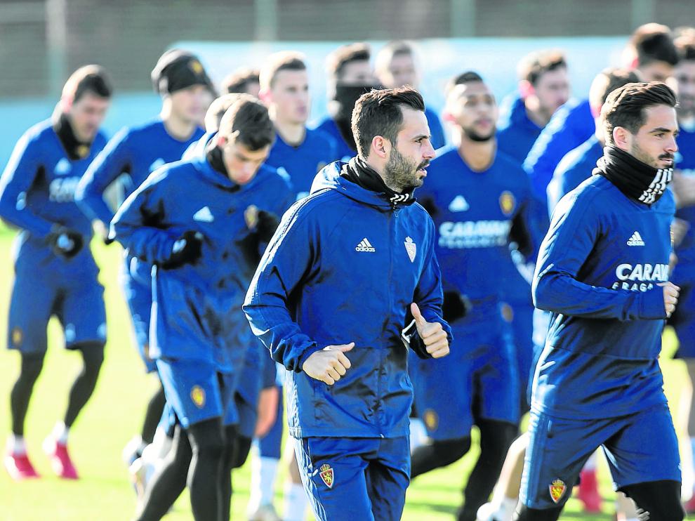 Alberto Guitián y Javi Ros lideran el grupo de calentamiento previo a la sesión de este martes en la Ciudad Deportiva.