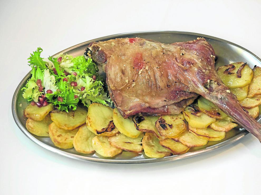 Preparación típica de la cocina tradicional aragonesa: cabrito al horno con patatas, elaborado por alumnos de la Escuela de Hostelería de Miralbueno.