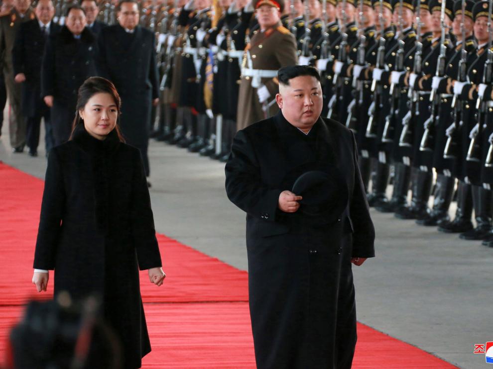 Kim Jong Un junto a su esposa en su salida hacia China.