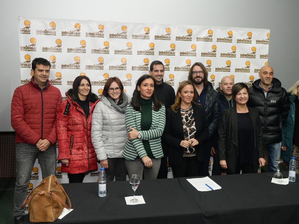 Higinia Navarro y Mayte Pérez -en el centro- posan con un grupo de trabajadores de Dinópolis