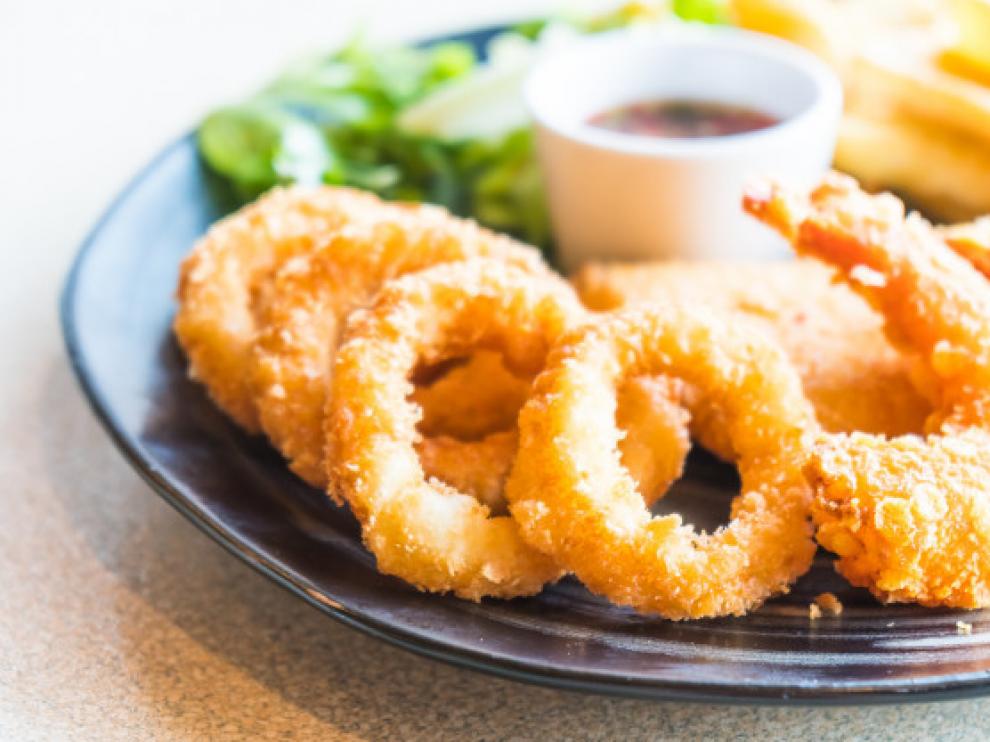 Mariscos y vegetales empanados hacen las delicias de esta preparación en la que el aceite importa tanto.