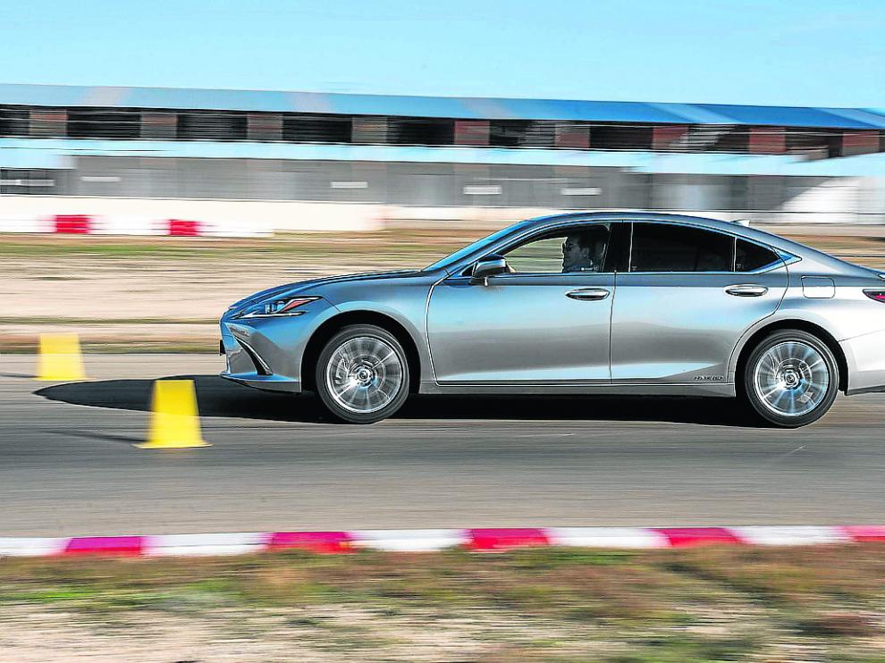 La berlina Lexus ES 300h rodó el pasado miércoles por la pista del Circuito de Zuera.