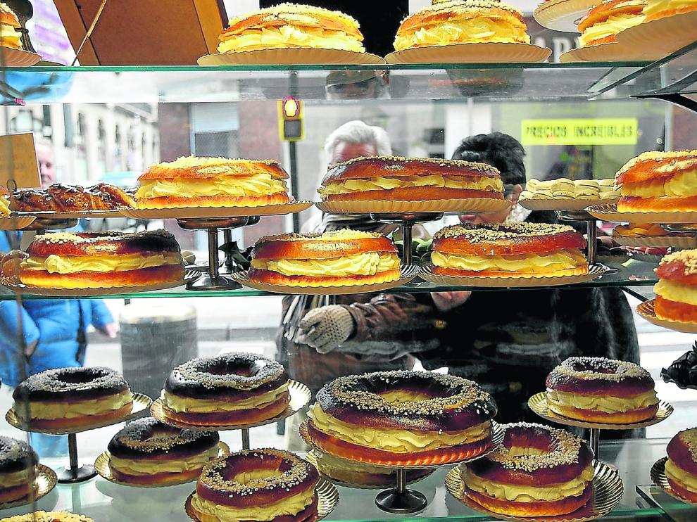 Escaparate de una pastelería de Zaragoza lleno de roscones para el día de Reyes.