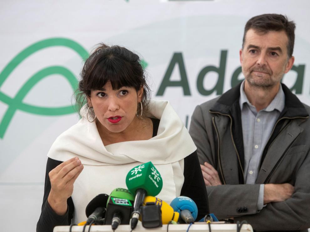 La coordinadora de Podemos Andalucía, Teresa Rodríguez, y el coordinador de Izquierda Unida Andalucía, Antonio Maíllo