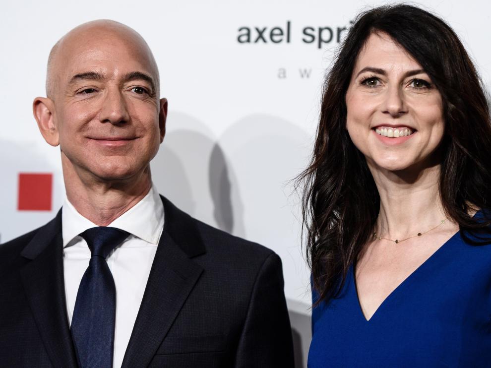 Jeff Bezos, y su esposa MacKenzie, en una imagen de archivo.