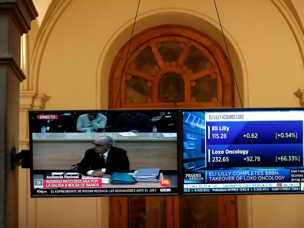 Pantalla en la Bolsa donde se seguía el juicio de Rodrigo Rato.