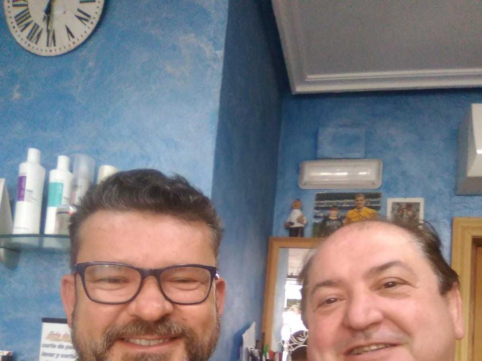 El peluquero Pedro José Royo (derecha) con Alberto Gálvez, el ganador de cien programas de Saber y Ganar en La 2, que le llevó el libro de su abuelo.