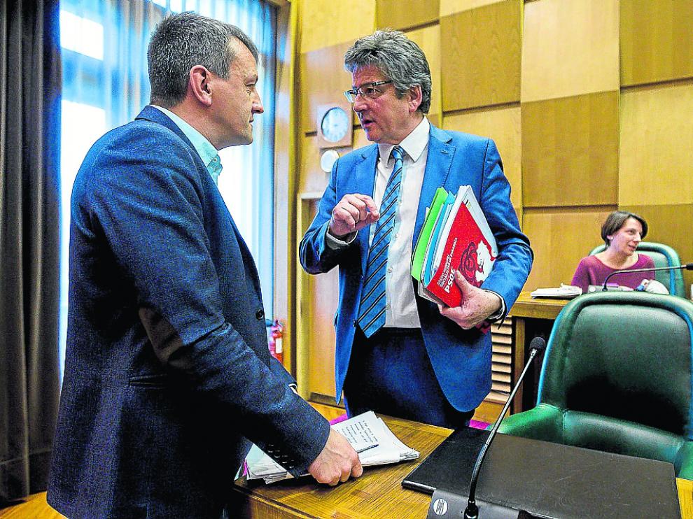 Rivarés conversa con el Trívez (PSOE). Al fondo, los ediles de CHA, Leticia Crespo y Carmelo Asensio.