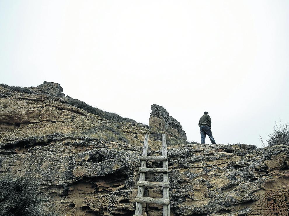 Escala de madera para acceder a la base de la Peña Mediodía, enclave emblemático de Piracés.
