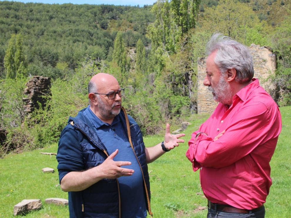 Julio Llamazares (derecha) conversa con Antón Castro en Ainielle.