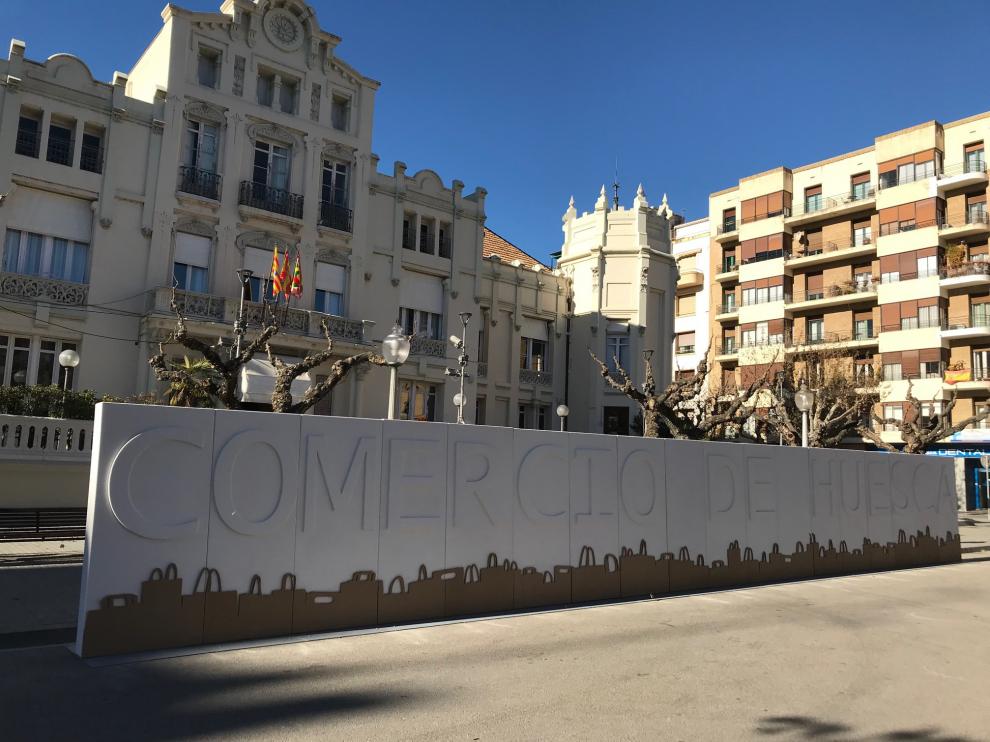 La asociación ha unido las letras repartidas por la ciudad para formar las palabras 'Comercio de Huesca'