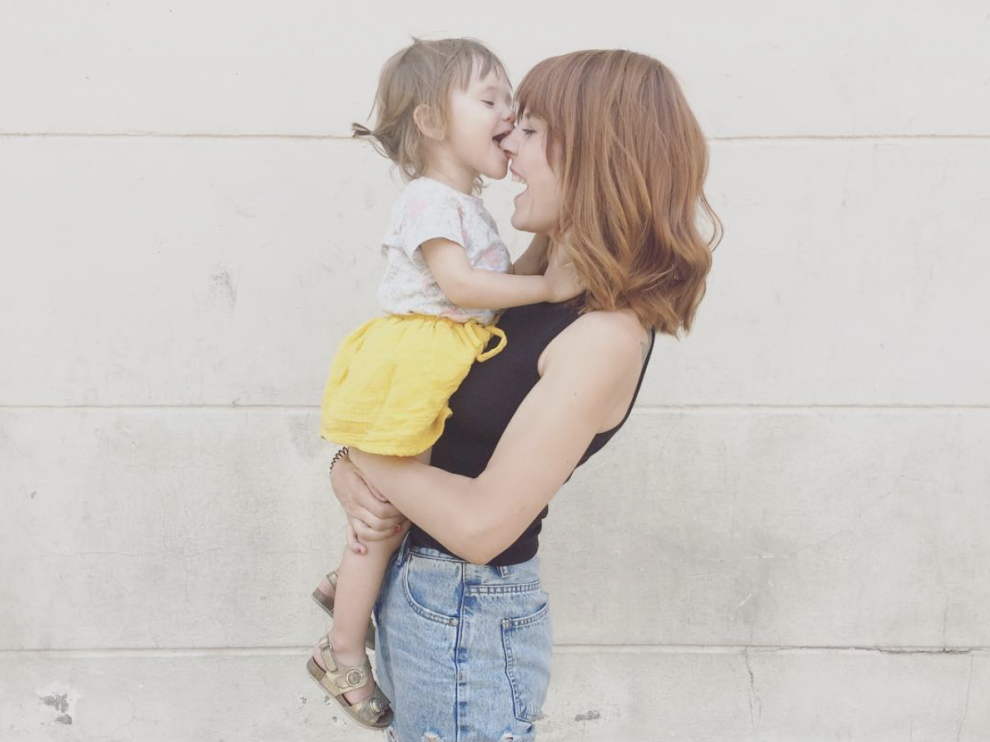 Marta, junto a su hija Olivia.