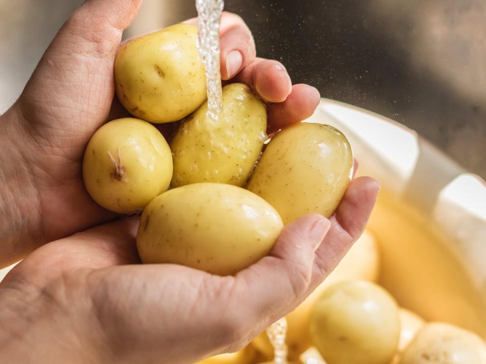 Las patatas hay que lavarlas siempre antes de cortarlas para quitar cualquier resto de tierra posible.