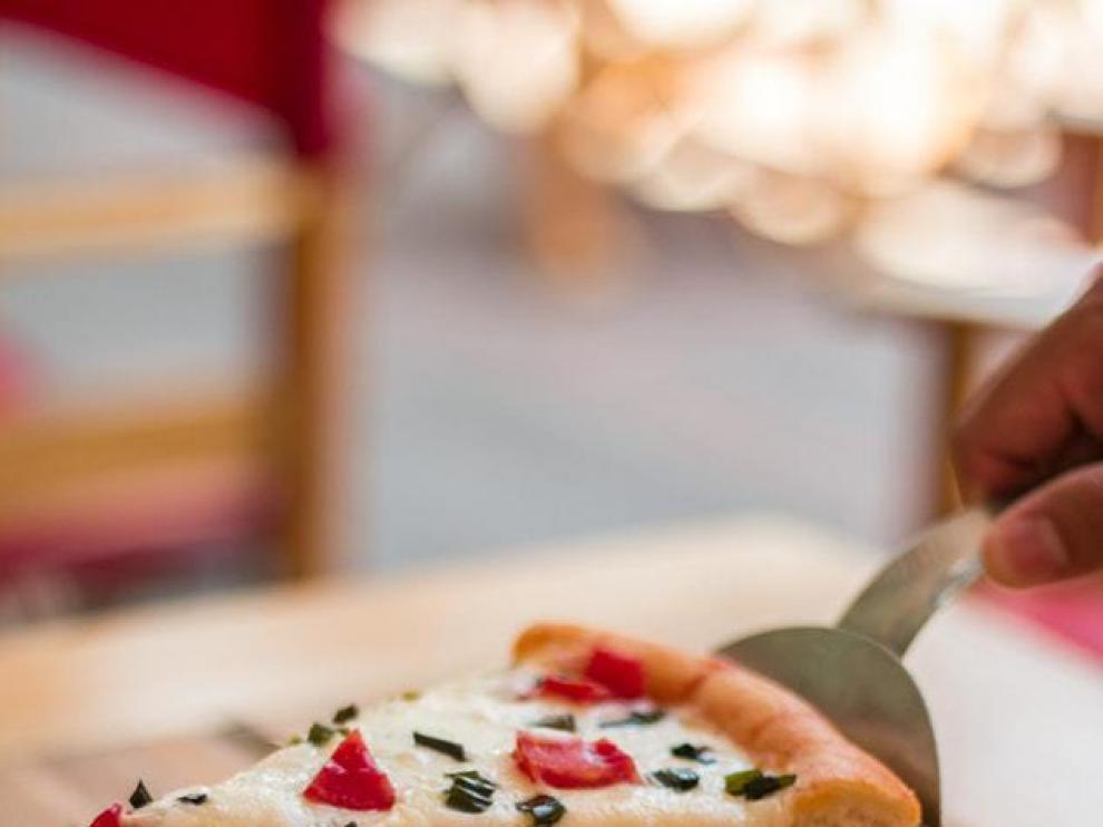 El queso es un ingredientes esencial en numerosas preparaciones, como por ejemplo, una pizza.
