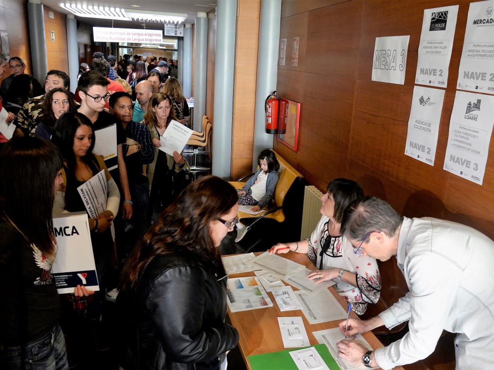 Participantes en la edición de Contacta 2018 eligiendo empresas a las que presentarse.