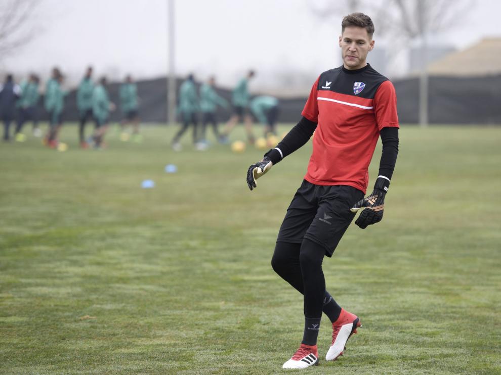 Álex Remiro, durante un entrenamiento con la SD Huesca la pasada campaña.