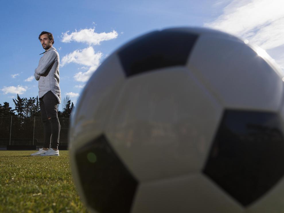Íñigo Eguaras, sobre el césped de la Ciudad Deportiva, junto a su cómplice y mejor amigo: el balón.