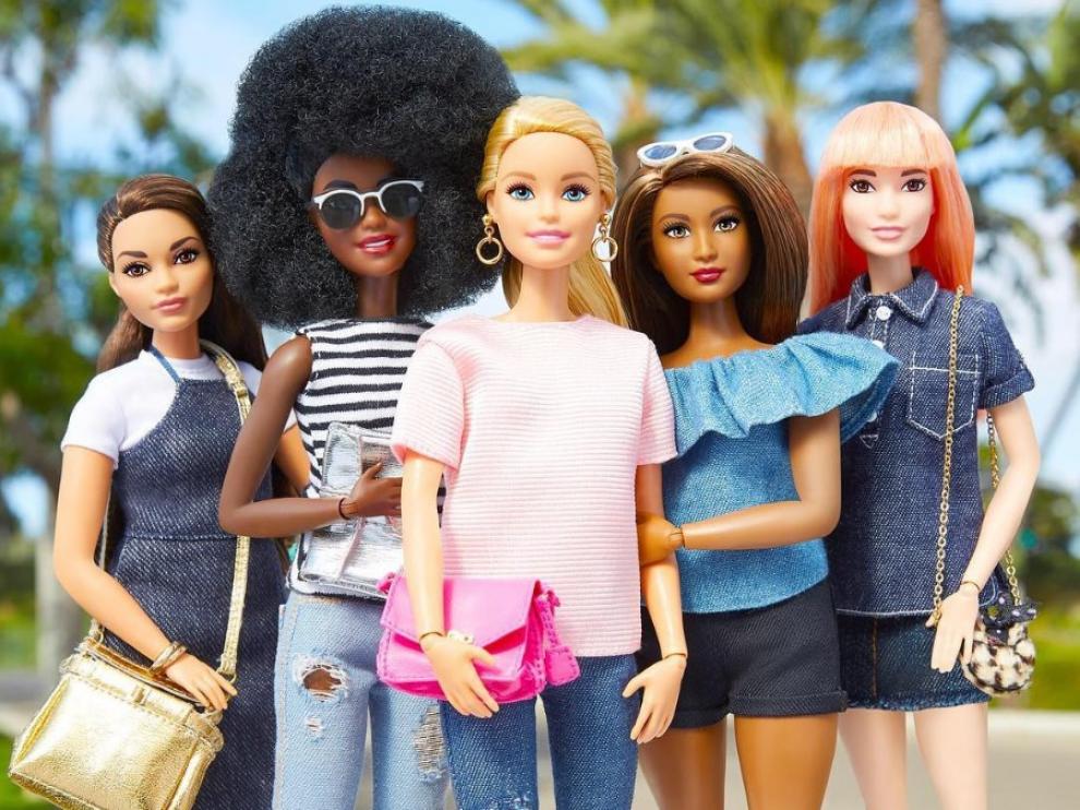 Varios modelos de Barbie.